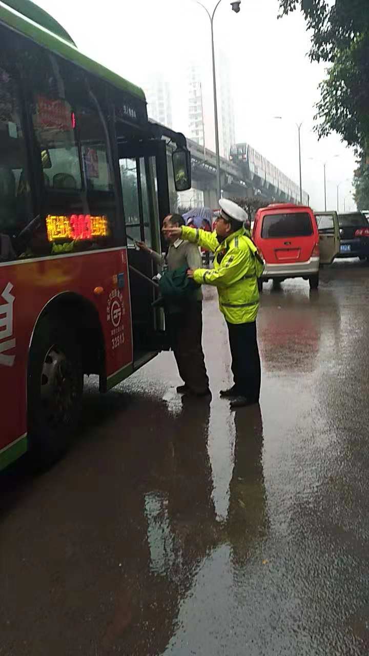 八旬老人雨中迷路 热心民警及时救助