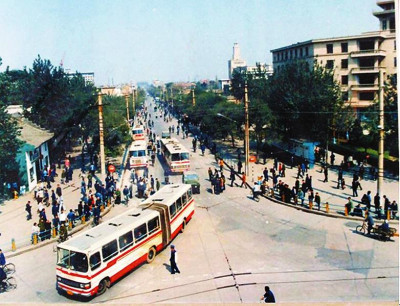 改革开放40年可喜变化在身边:公交车与城市发