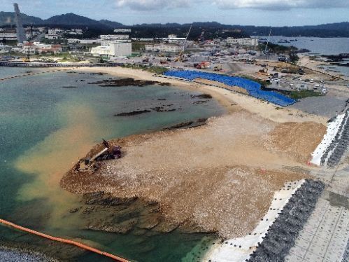 日本填海给美军建基地:海水污浊 民众鞠躬求停下