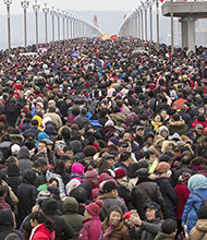 数万人涌上长江大桥