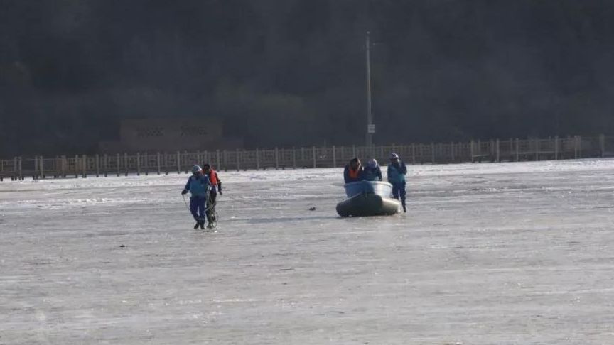 男子驾车载亲友在结冰湖面漂移 车辆落水致3人死亡