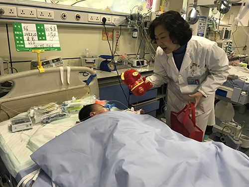 江西省儿童医院为住院患儿赠送新春大礼包