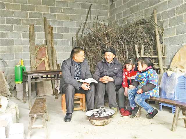 重庆市奉节县劳动人口_...工作人员为企业家们介绍投资项目 记者 蒋雨龙 摄(2)