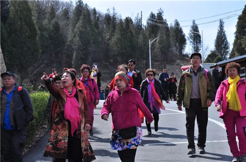 东北万人系列旅游大巴团第二批游客走进青天河