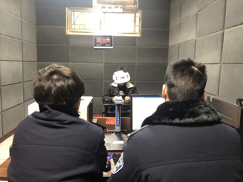 戏精男子一人分饰三角 诈骗近百万被刑拘