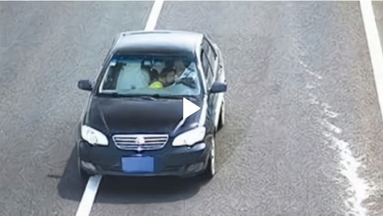 一对男女高速上停车亲热被罚还狡辩：谁说亲热要扣分