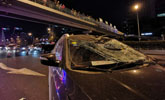 北京一男子从过街天桥跳下砸中过路汽车 当场死亡