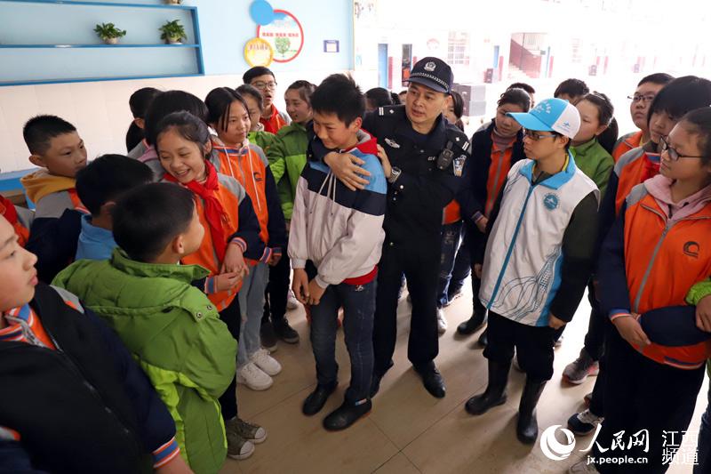 昌青山湖:脸盆装水蒙头憋气 小学生体验溺水感受