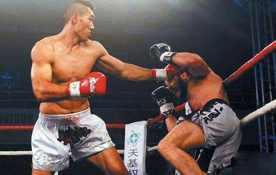 董泰山（左）在比赛中资料图