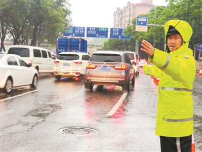 广州日报广东省深圳市遭遇今年来最强台风袭击，多地出现大暴雨和洪水，部分地区停电停水。