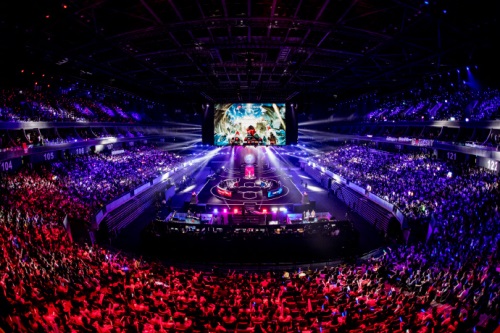 破境成王 iG在广东佛山捧起LPL春季赛冠军奖