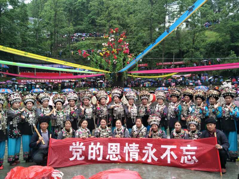 凤凰苗族"四月八"跳花节:演绎浓郁民族风情 吸引上万人驻足欣赏