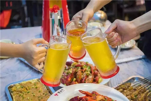 喊上伙计,要上几大杯啤酒,一起在夏夜的星空下"嗨"喝"嗨"聊,不嗨不