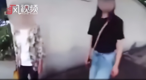 女子当街怼警察：你想强奸我吗 中国是个流氓国家