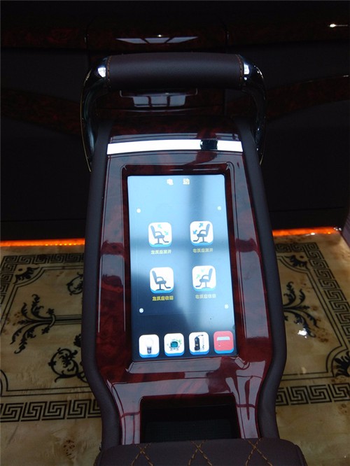 奔驰V260L商务车-陆地上的头等舱