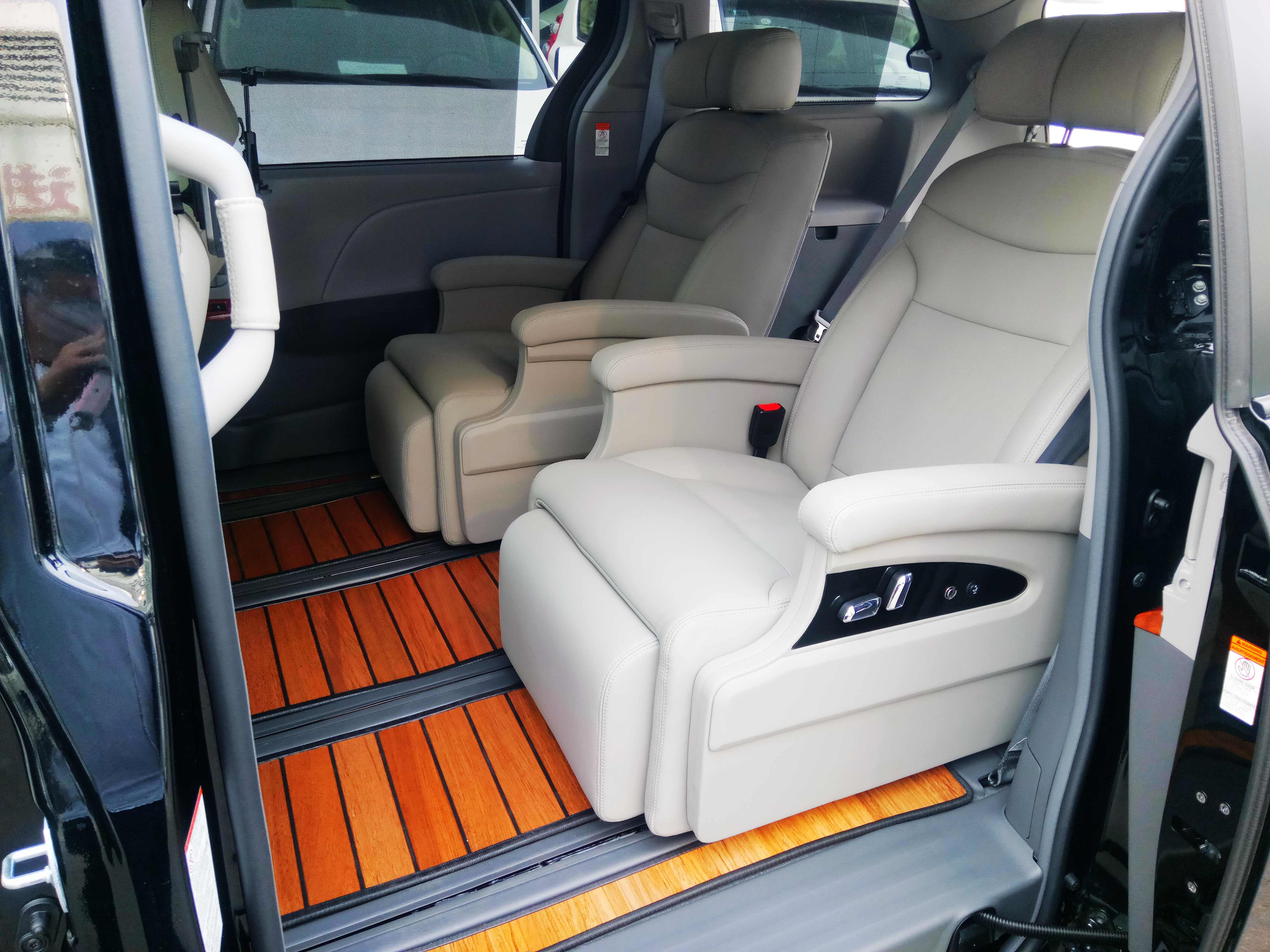 丰田塞纳最经济实惠 家用商务时尚两用