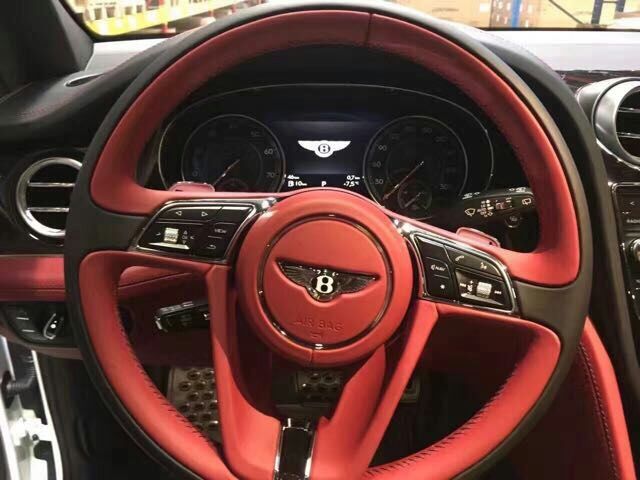 宾利添越双色皮革方向盘 名车代表现车_凤凰汽车_凤凰网