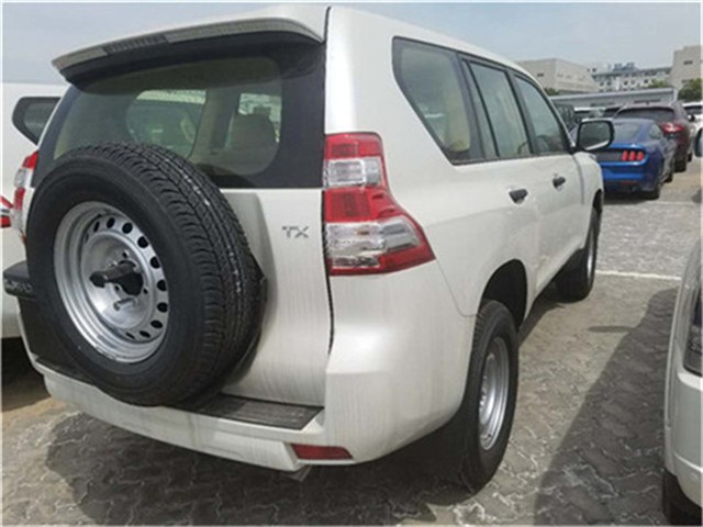 车表面 很年青我提的黑色的，自己开应当没有人说是公务车了吧。