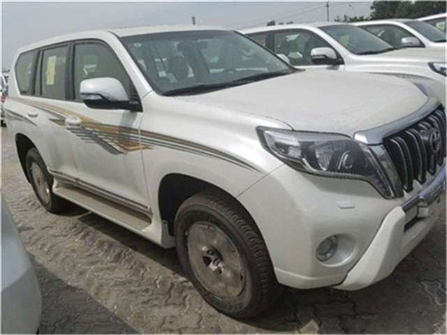 反正绝对够用。前排后排绝比拟panamera还大，