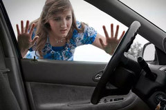 钥匙被锁车里了！应该砸哪一块车窗？