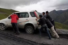 轮胎打滑陷入泥坑里咋办?快往这看！