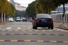 过减速带，方式不当，直接毁车！正确方式竟是......