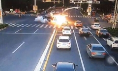 路虎爆炸是因为爆胎？你真会相信吗？