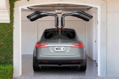 老司机在上海街头试驾特斯拉Model X