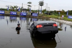 汽车落水后怎样逃生？亲测保命绝招！