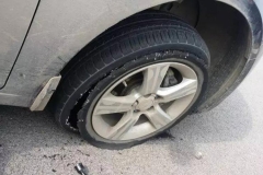 答分歧：发生爆胎时我们应该怎么做？