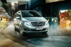 放低身段对标GL8，奔驰新威霆让对手颤抖！