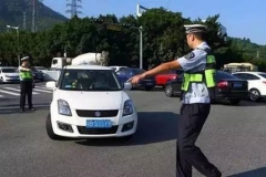 注意这种绿灯千万不要闯！除非你钱多！