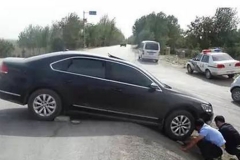 看侧裙边判断离地间隙？当心底盘被拖