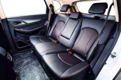 汽车后排地板为什么不能都是平的？