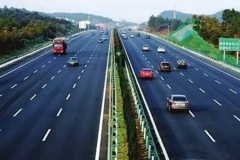 老油条们，开高速为啥喜欢在中间车道？