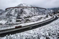 雨雪路面就该这样行车，还有人不知道？