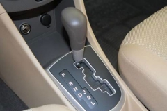 这么开自动档车，只会越开越伤！