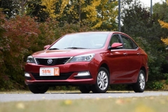 悦翔V7人性化体验 手套箱表现优异