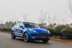 富有豪车气质的模样 试驾众泰SR9