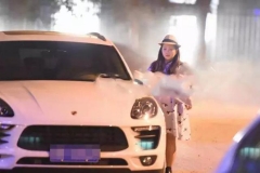 有够低调的，何洁家的豪车都有啥？