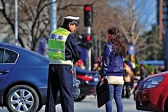 开车撞死闯红灯的行人，到底要不要赔？