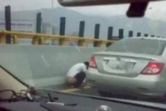 高速堵车时，女生怎么解决尿急问题