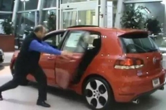 不开玩笑！在车上做这些事会丢小命