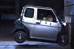 敢买吗？测试假人的脑袋都快撞掉了！