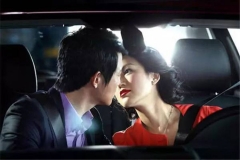 各地最奇葩的交规：驾车接吻要罚款