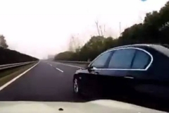 高速变道，不打转向灯，一念具焚！