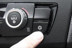 挡风玻璃起雾时，还在拿毛巾擦吗？