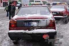 为了遮挡车牌，你们也是蛮拼的！