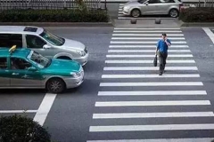 开车撞了闯红灯的行人，要不要赔？