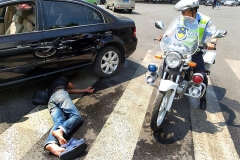 开车出远门别怕 老司机告诉你怎么治碰瓷儿的